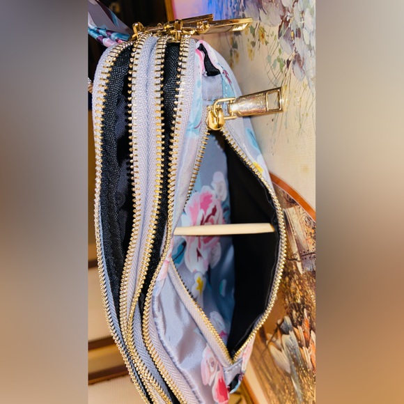 NWT Nylon Crossbody/Belt/Shoulder Totes-40”Adjustable Strap, 4 Gold Zip Pockets - Picture 6 of 16